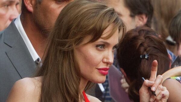 САД уместо „томахавка“ послале Украјини Анђелину Џоли – глумица стигла у Херсон /фото/