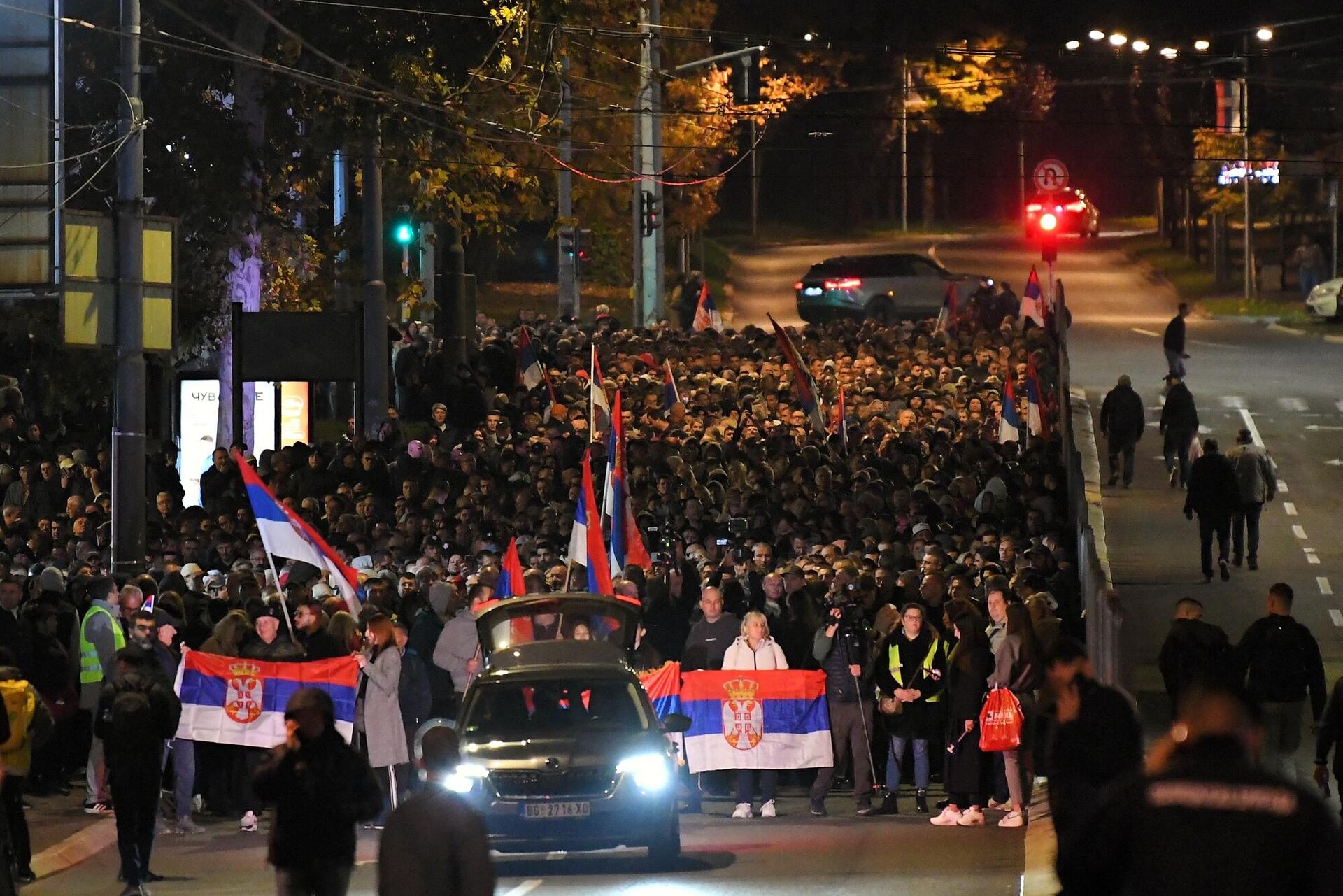 Srbi sa Kosova i Metohije pešače ka centru Beograda. - Sputnik Srbija, 1920, 05.11.2025