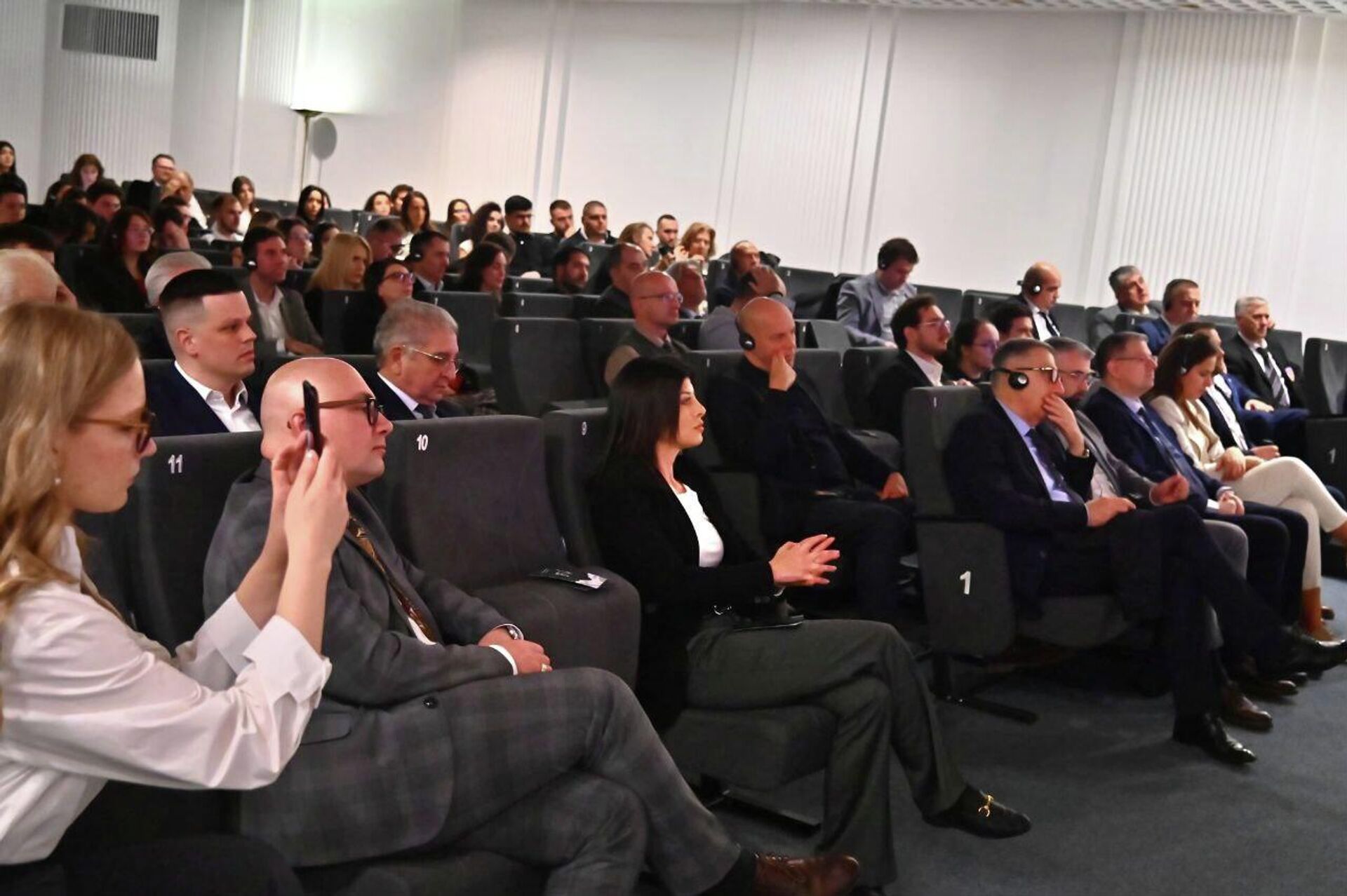 Међународни интервенционизам који је у БиХ трајао три деценије у суштини доживео неуспех, поручено је на Трибини „Дејтон – 30 година паралелне стварности“, која је у организацији Високе школе економиjе из Москве и фонда „Горчаков“ одржана у Руском дому у Београду. - Sputnik Србија, 1920, 05.11.2025