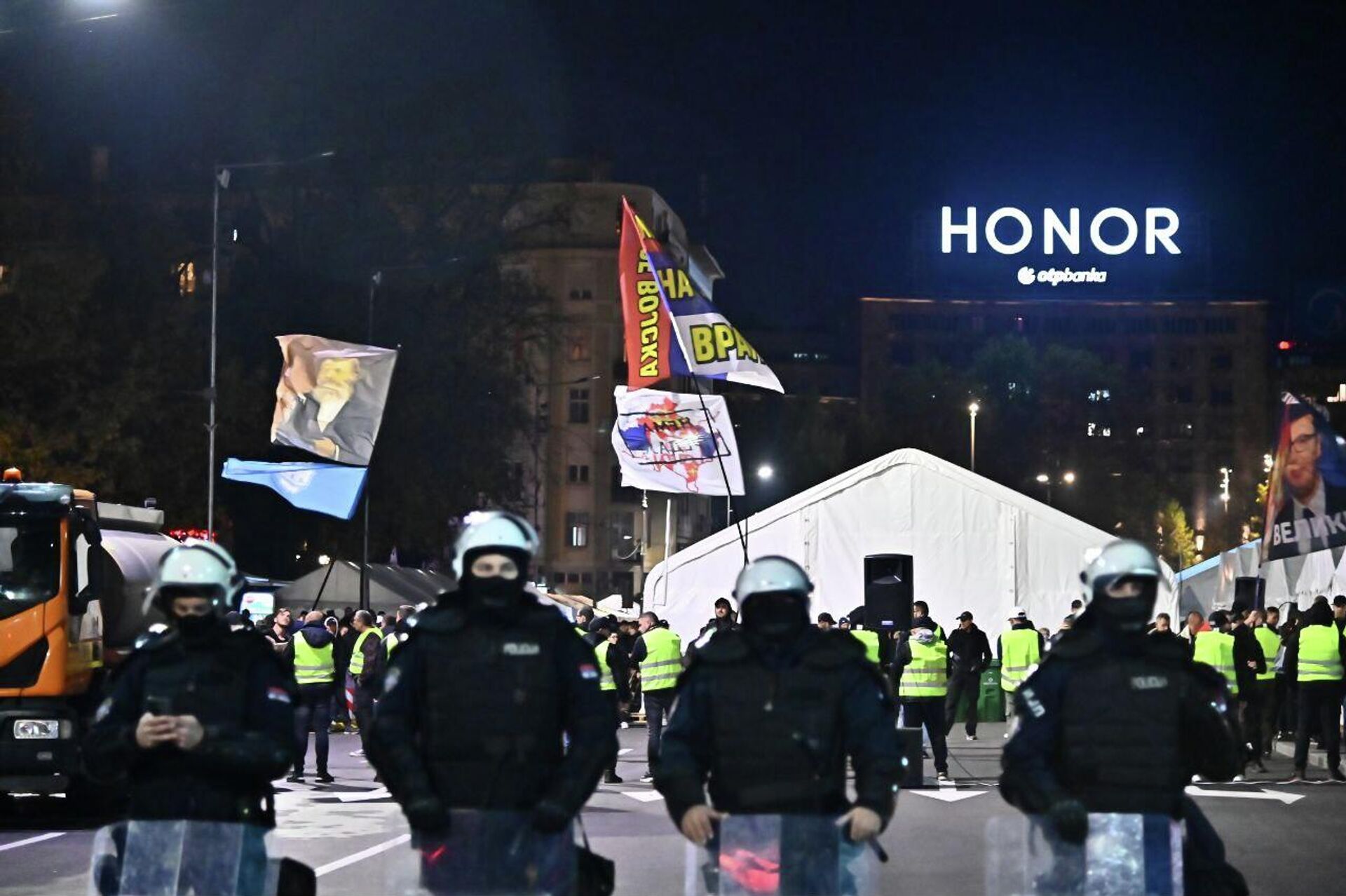 Kordon policije ispred Narodne Skupštine. - Sputnik Srbija, 1920, 05.11.2025