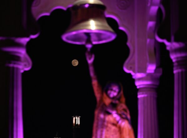 Pogled na Dabrov Mesec koji jako sija u Nju Delhiju. Novembarski pun Mesec je najveći i najbliži supermesec 2025. godine Zemlji, na udaljenosti od 221.817 milja. - Sputnik Srbija