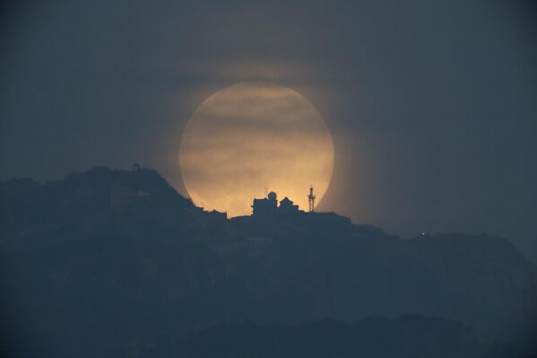 Pun „dabrov&#x27;&#x27; supermesec izlazi iznad planine Taj u Tajanu, provincija Šandong u Kini. - Sputnik Srbija