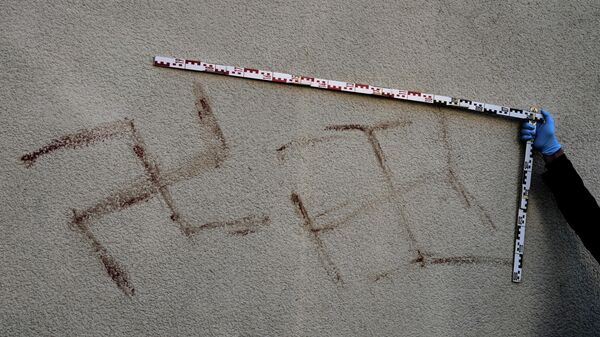 U Nemačkoj uhapšen muškarac, crtao svastike sopstvenom krvlju na zgradama i automobilima. - Sputnik Srbija