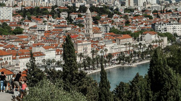 Графити "Убиј Србина" и "М