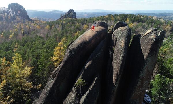 Шездесетчетворогодишњи пењач Андреј Дидух на стени Перја у Краснојарском крају. - Sputnik Србија