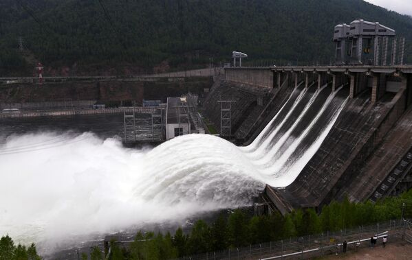 Вода пуштена у Краснојарској хидроелектрани, где је отворена четврта капија спољашњег прелива, а проток је достигао 7.000 кубних метара у секунди. Ово је прво испуштање воде у застоју од 2010. године због претње екстремних поплава на реци Јенисеј, изазваних великим количинама снега у планинама и дуготрајним кишама у мају. - Sputnik Србија