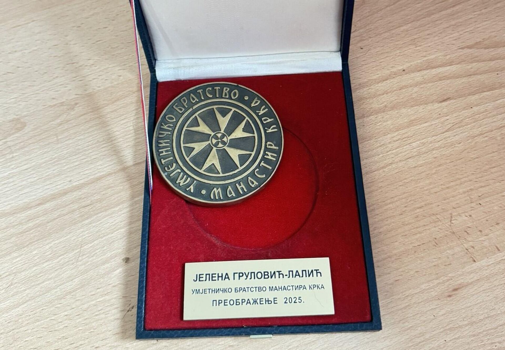 Kreirala je brojne umetničke programe u svom kraju, zbog čega je ove godine dobila nagradu umetničkog bratstva Manastira Krka, koju dodeljuje Krajiški likovni salon, odnosno Srpsko kulturno društvo Zora Knin - Beograd - Sputnik Srbija, 1920, 08.11.2025