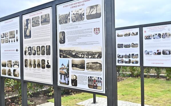 Na obnovljenom Ruskom nekropolju postavljene su info table na kojima je kroz tekst i autentične fotografije prikazan istorijat ruske emigracije u bantskoj varošici - Sputnik Srbija
