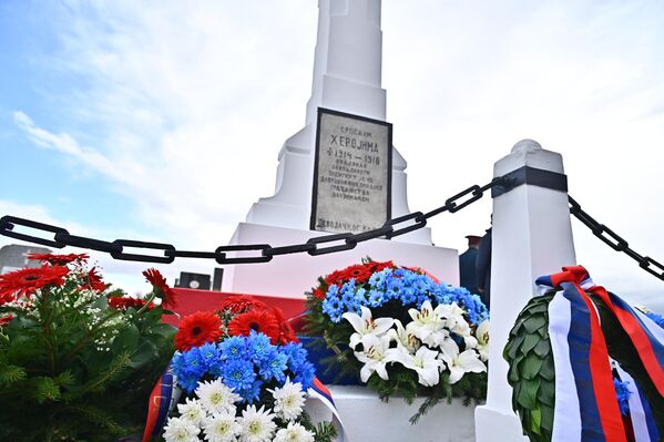 U okviru Ruskog nekropolja, nalazi se i Spomenik poginulim srpskim ratnicima u Prvom svetskom ratu, koji je obnovio Ruski naučni institut u Beogradu uz podršku kompanije Gaspromnjeft - Sputnik Srbija