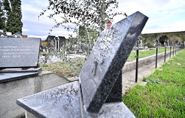 U prvoj parceli, nastaloj za vreme Prvog svetskog rata, sahranjeni su ruski ratni zarobljenici koji su umrli u austrougarskim logorima od zadobijenih rana, izgladnelosti, bolesti, epidemija, ali i pogubljenja od strane uprave logora - Sputnik Srbija