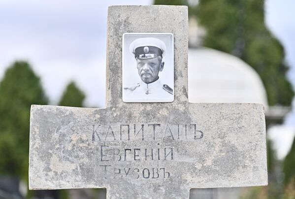 Jedan od tragičnih događaja u istoriji Rusije i njenog Belog pokreta, dogodio se 13–16. novembra 1920. godine, kada se iz krimskih luka otisnulo 126 plovila razne namene, u koja se ukrcalo više od 140 hiljada vojnika Ruske armije - Sputnik Srbija