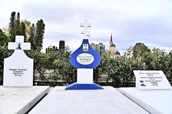 Nekoliko godina od dolaska ruskih izgnanika na pravoslavnom groblju u posebnoj parceli su se počeli sahranjivati Beli Rusi, kako su ih Srbi nazivali - Sputnik Srbija