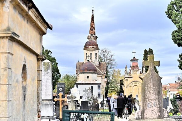 O sahranama pripadnika ruske emigracije pisala je i tadašnja štampa, te tako nalazimo objavu u listu Zastava gde se navodi da je &quot; 2. aprila 1922. u Beloj Crkvi umro je u svojoj 48. godini života ruski konjički general Sergije Petrović-Sikov&quot; - Sputnik Srbija
