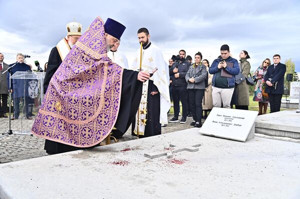 Nastojatelj podvorja Ruske pravoslavne crkve u Beogradu, protojerej Vitaslij Tarasjev vrši osvećenje obnovljenog Ruskog nekropolja - Sputnik Srbija