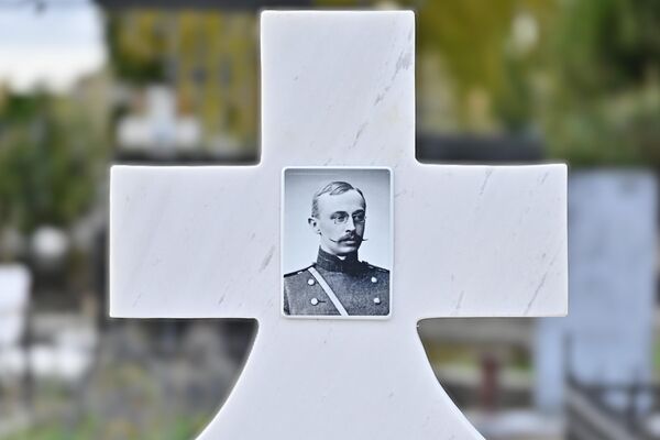 Na dve parcele starog pravoslavnog groblja, svoj večni pokoj pronašli su generali i oficiri, carski komornici i velike kneginje, naučnici, profesori, sveštenici, lekari i kadeti. - Sputnik Srbija