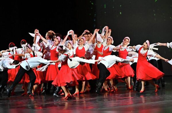 Ova baletska trupa je prva među kolektivima narodnog plesa udostojena zvanja akademskog, 1967. godine, a prva je dobila i Orden „Prijateljstva naroda“, 1987. godine. Ova baletska trupa je prva među kolektivima narodnog plesa udostojena zvanja akademskog, 1967. godine, a prva je dobila i Orden „Prijateljstva naroda“, 1987. godine. - Sputnik Srbija