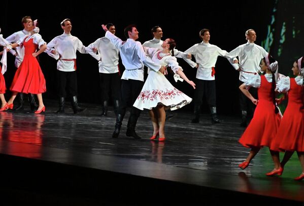 Njihov repertoar čine plesovi koji se žanrovski dele na koreografske minijature, plesne slike, plesne svite i jednočine balete, a tematski su objedinjeni u cikluse „Slike prošlosti“, „Sovjetske slike“ i „Po zemljama sveta“. Njihov repertoar čine plesovi koji se žanrovski dele na koreografske minijature, plesne slike, plesne svite i jednočine balete, a tematski su objedinjeni u cikluse „Slike prošlosti“, „Sovjetske slike“ i „Po zemljama sveta“. - Sputnik Srbija