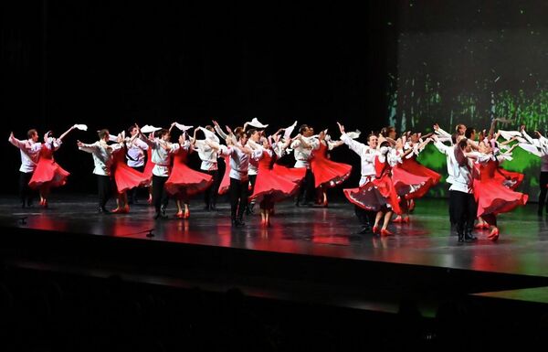 Igor Mojsejev je još u mladosti bio oduševljen narodnom umetnošću, zbog čega je rešio da se posveti očuvanju i razvijanju folklornog izraza. Njegovi plesovi su uvek savremeni, ali inspirisani narodnom tradicijom. Igor Mojsejev je još u mladosti bio oduševljen narodnom umetnošću, zbog čega je rešio da se posveti očuvanju i razvijanju folklornog izraza. Njegovi plesovi su uvek savremeni, ali inspirisani narodnom tradicijom. - Sputnik Srbija