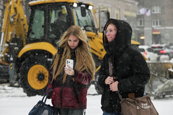Зима у Новосибирску је дуга, оштра и веома хладна, са температурама које често падају знатно испод нуле, али је праћена сувим ваздухом и сунчаним данима, што умногоме олакшава подношење хладноће. - Sputnik Србија