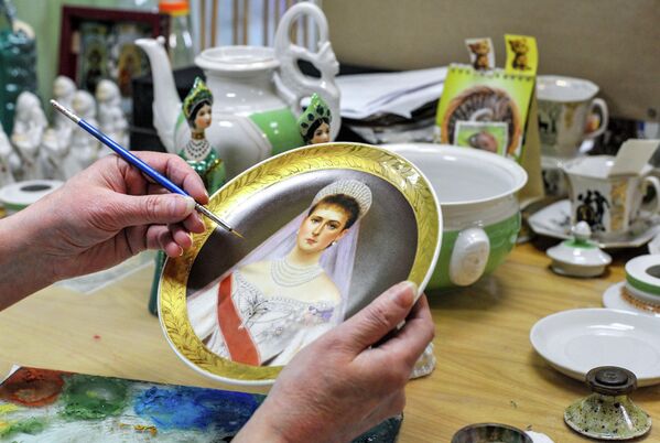 Tokom Velikog otadžbinskog rata, kompanija je proizvodila dečje igračke, ogledala, platnene rukavice i vunene čizme od filca. U predratnim i posleratnim godinama, sve je pratilo drevnu tradiciju - glina je bila natopljena u drvene blokove, a zatim mešena gaženjem. Tokom Velikog otadžbinskog rata, kompanija je proizvodila dečje igračke, ogledala, platnene rukavice i vunene čizme od filca. U predratnim i posleratnim godinama, sve je pratilo drevnu tradiciju - glina je bila natopljena u drvene blokove, a zatim mešena gaženjem. - Sputnik Srbija