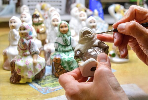 Fabrika „Sisert“ neguje tradiciju ručnog slikanja proizvoda. Fabrika „Sisert“ neguje tradiciju ručnog slikanja proizvoda. - Sputnik Srbija