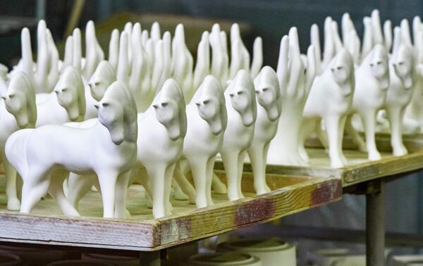 Proizvodi ove fabrike su izuzetni u svojoj izradi i cenjeni zbog besprekornog kvaliteta, koji se može postići samo ručnim radom. Proizvodi ove fabrike su izuzetni u svojoj izradi i cenjeni zbog besprekornog kvaliteta, koji se može postići samo ručnim radom. - Sputnik Srbija