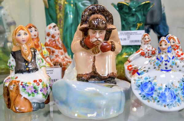 Najveći deo proizvodnog procesa - od livenja do farbanja i glaziranja – obavljaju talentovane zanatlije. Najveći deo proizvodnog procesa - od livenja do farbanja i glaziranja – obavljaju talentovane zanatlije. - Sputnik Srbija