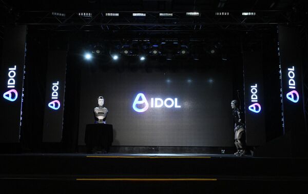 Представљање робота који је изложен на подијуму. - Sputnik Србија