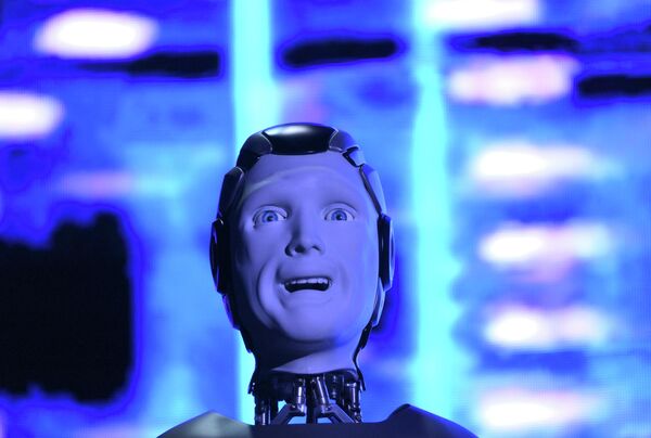 Такође, овај робот је способан за самостално кретање, руковање предметима, може да започне и одржава дијалог. - Sputnik Србија