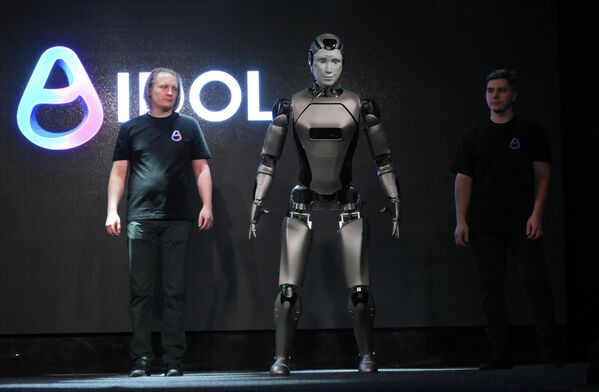 Презентован робот у поређењу са људима. - Sputnik Србија