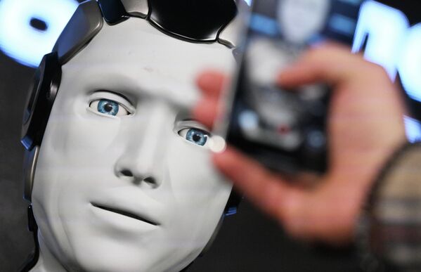 Посетилац фотографише лице робота Ајдола. - Sputnik Србија