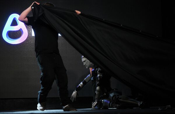 Робот је случајно пао током презентације. - Sputnik Србија