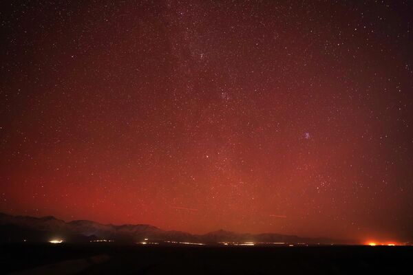 Аурора бореалис обасјава небо у Хамију, аутономна област Синђанг-Ујгур у Кини. - Sputnik Србија