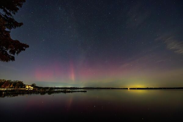 Доња Саксонија, Бад Цвишенан: Аурора сија изнад Цвишенанер Меер. Снажна соларна олуја ствара ауроре. - Sputnik Србија