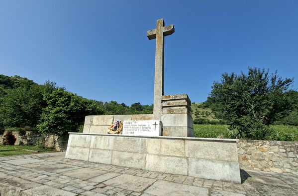 Istovremeno sa formiranjem groblja, na samom vrhu uzvišenja, poput nekog stražara koji bdije nad senima junaka podignuta je spomen-kosturnica  - Sputnik Srbija
