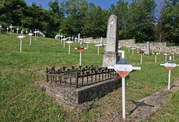 Metalna spomen obeležja ofarbana su bojama zastave prve države Jugoslovena koju je utemeljio Aleksandar Karađorđević - Sputnik Srbija