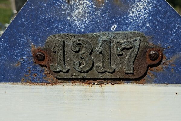 Drveni krstovi su kasnije zamenjeni metalnim na kojima su umesto imena, umetnute pločice sa rednim brojevima, te retki posetioci ovog groblja ne mogu znati ko ispod obeležja počiva.  - Sputnik Srbija