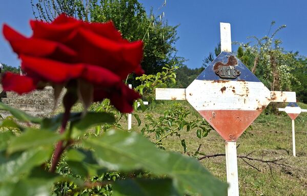 Spisak sahranjenih ratnika na Vojničkom groblju u Bitolju nalazi se u Istorijskom arhivu Bitolja. Malim istraživačkim radom saznajemo da su ovde pohranjeni ostaci redova Čedomira Đorđevića, Milutina Krstića, Stojana Denića, Lazara Radonjića..... - Sputnik Srbija