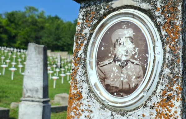 Tragovi skrnavljenja na jednom od nadgrobnih spomenika  - Sputnik Srbija