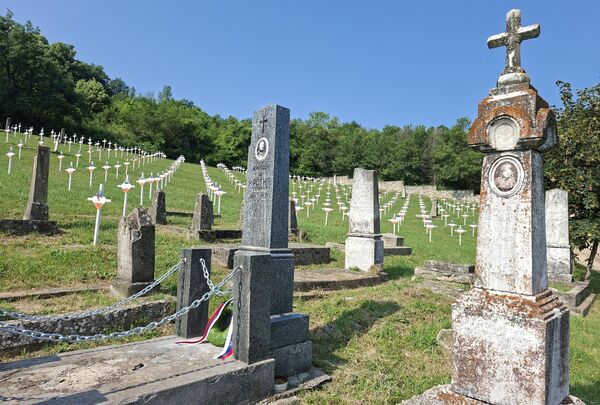 Pored redova, ovde počivaju i kaplari, narednici, pukovnici, ali i generali poput artiljerijskog brigadnog generala Milana Krstića. Pored srpskih vojnika i oficira, ovde počiva i jedan broj Rusa, te tako nalazimo podatak da je na ovim padinama sahranjen generalštabni pukovnik Petar Viktorovič Popov - Sputnik Srbija