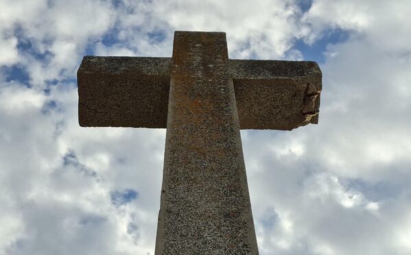 Uprkos povremenim posetama delegacija, nebriga i zub vremena doveli su toga da je krajem devedesetih vojničko groblje bilo u očajnom stanju- zaraslo u šiblje, jedan broj krstova je bio slomljen, lokalni meštanin Albanac je na njemu napasao stoku, a na ulazu u groblje nije bilo natpisa.  - Sputnik Srbija