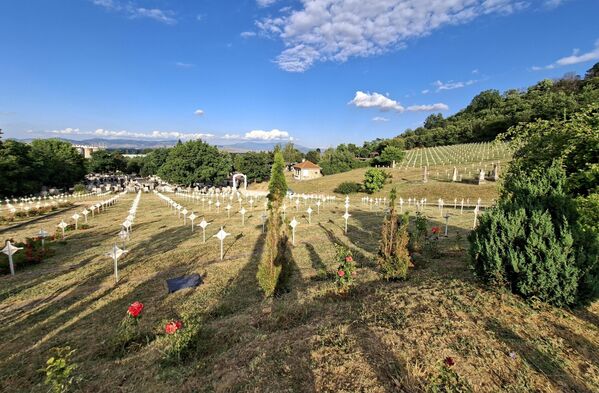 Vojničko groblje u Bitolju smešteno je u južnom delu grada, na blagom uzvišenju iznad Bukovskog pravoslavnog groblja, i nažalost preseca ga makadamski put kojim povremene prolaze automobili narušavajući večni mir palih ratnika - Sputnik Srbija