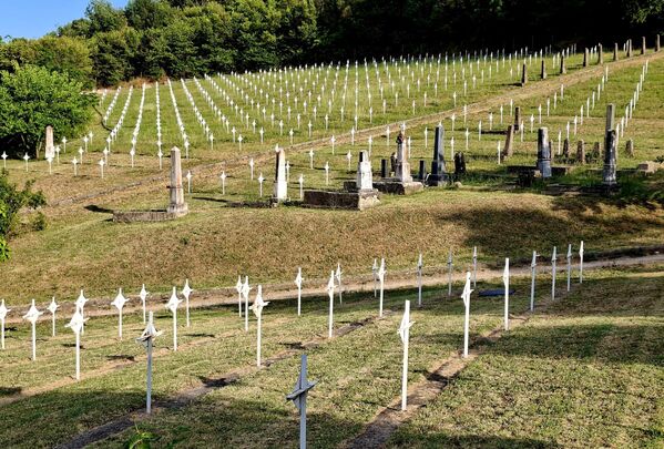 Kosti div junaka prikupljene po uvalama, vrtačama, usamljenim kotama i plitkih grobova, u belim platnenim vrećema, narednih nekoliko godina dovožene su nadomak Bitolja i na uzvišici sahranjene bez imena, ispod drvenih krstova.  - Sputnik Srbija
