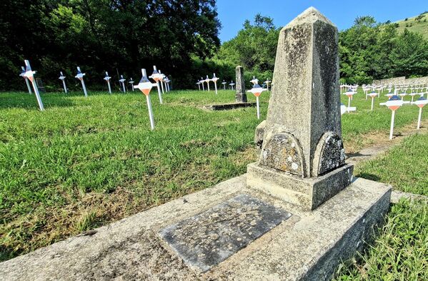 Prema nekim procenama,  više od osam hiljada grobova srpskih ratnika, rasuto je u gustim šumama i zakorovnjenim utrinama od Bitolja do Kajmakčalana - Sputnik Srbija