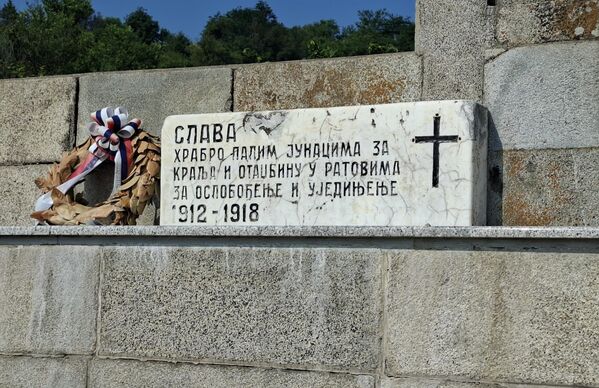 Da kosti junaka ne bi po gudurama zveri razvlačile, kralj Aleksandar Karađorđević je doneo odluku da se, gde god ima i jedna kost srpskog vojnika prikupi i prenese u groblja i kosturnice - Sputnik Srbija