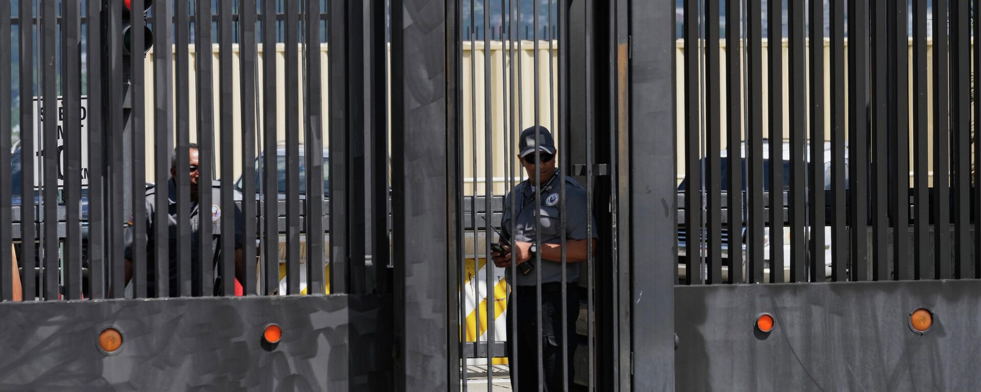 Капија амбасаде САД у Каракасу. Капија амбасаде САД у Каракасу. - Sputnik Србија, 1920, 16.11.2025