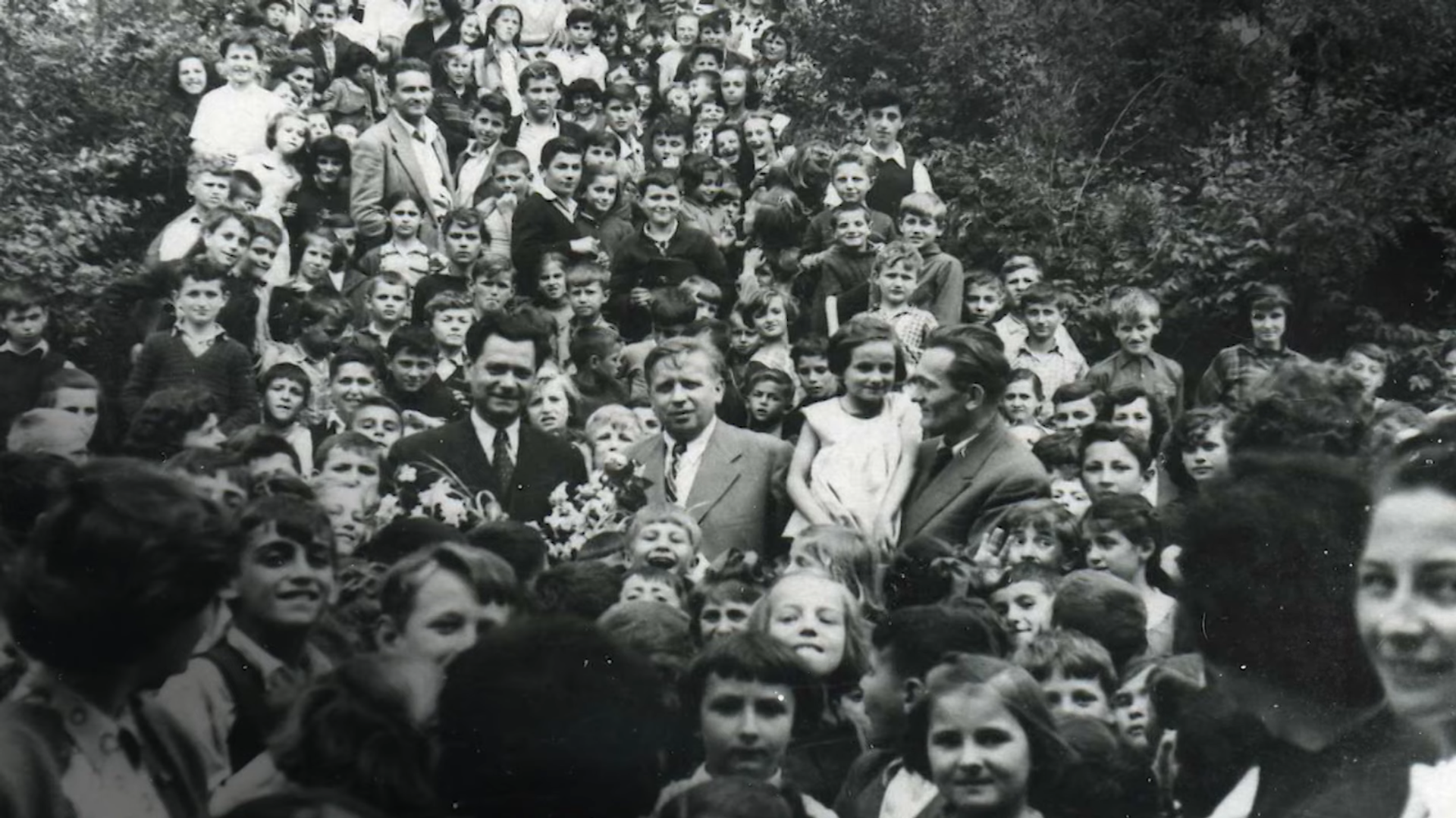 Бранко Ћопић окружен децом - Sputnik Србија, 1920, 14.11.2025