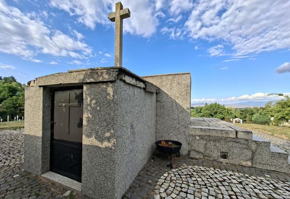 U kosturnicu su smešteni posmrtni ostaci 4.400 srpskih vojnika stradalih u Gorničevskoj bici, jednoj od najznačajnijih za proboj Solunskog fronta, i kosti ratnika iz Balkanskih ratova. - Sputnik Srbija