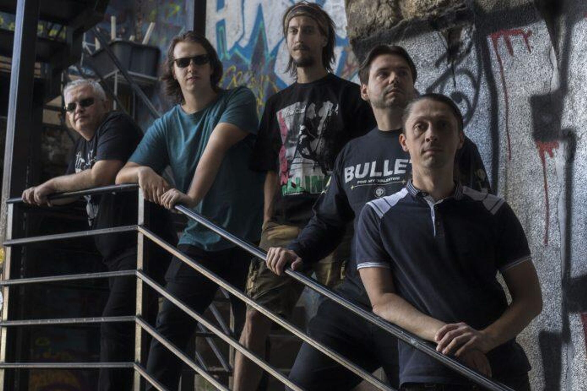 Gladni naučnici uskoro izdaju svoj treći album „Spontano narušenje simetrije“ - Sputnik Srbija, 1920, 14.11.2025