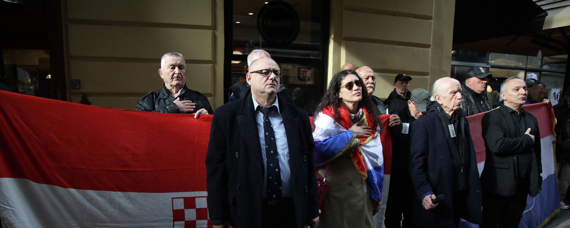 Grupa ekstremnih desničara ispred Srpskog narodnog veća u Zagrebu. - Sputnik Srbija, 1920, 15.11.2025